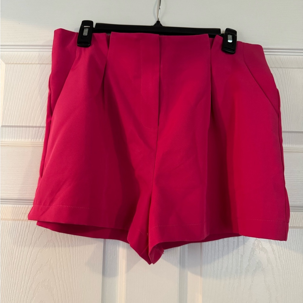 glam Women’s Pleated Shorts Size Large